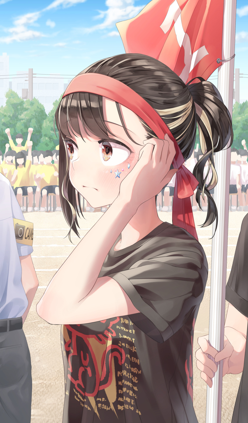 12_graka 1girl absurdres armband black_hair black_shirt blush brown_eyes crowd day flag frown glitter hand_up headband highres makeup medium_hair original outdoors ponytail print_shirt red_flag red_headband school_uniform shirt short_sleeves sports_festival tree upper_body