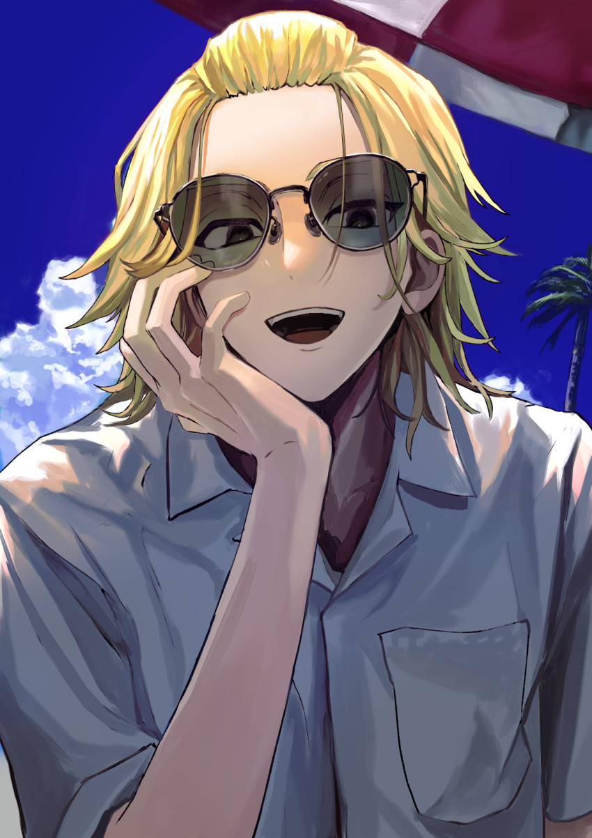 1boy black_eyes blonde_hair clouds day empty_eyes hand_up head_rest highres looking_at_viewer lumian_(user_lomen) male_focus medium_hair open_mouth outdoors sano_manjirou shirt short_sleeves smile solo sunglasses tokyo_revengers upper_body white_shirt