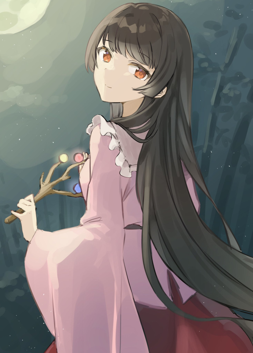 1girl bamboo bamboo_forest bangs belt blouse branch closed_mouth collared_shirt commentary_request forest frills from_behind grey_belt grey_hair hand_up highres houraisan_kaguya jeweled_branch_of_hourai leaf long_hair long_sleeves looking_back looking_to_the_side moon moonlight nature night night_sky one-hour_drawing_challenge orange_eyes pink_shirt red_skirt rin_(yukameiko) shirt skirt sky smile solo standing star_(sky) starry_sky touhou wide_sleeves