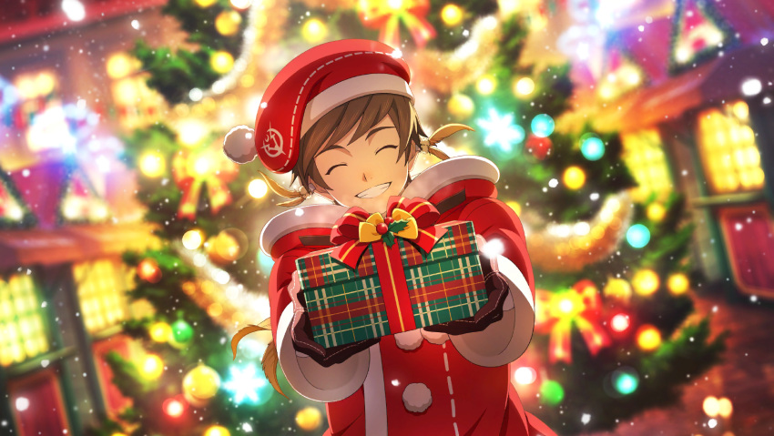 1boy artist_request brown_gloves brown_hair christmas christmas_lights christmas_ornaments christmas_present christmas_tree closed_eyes earrings feather_earrings feathers game_cg gift gloves hat highres holding house incoming_gift jewelry night official_alternate_costume official_art orange_feathers outdoors ribbon road santa_costume santa_hat short_hair smile solo sorey_(tales) street tales_of_(series) tales_of_crestoria tales_of_zestiria third-party_source