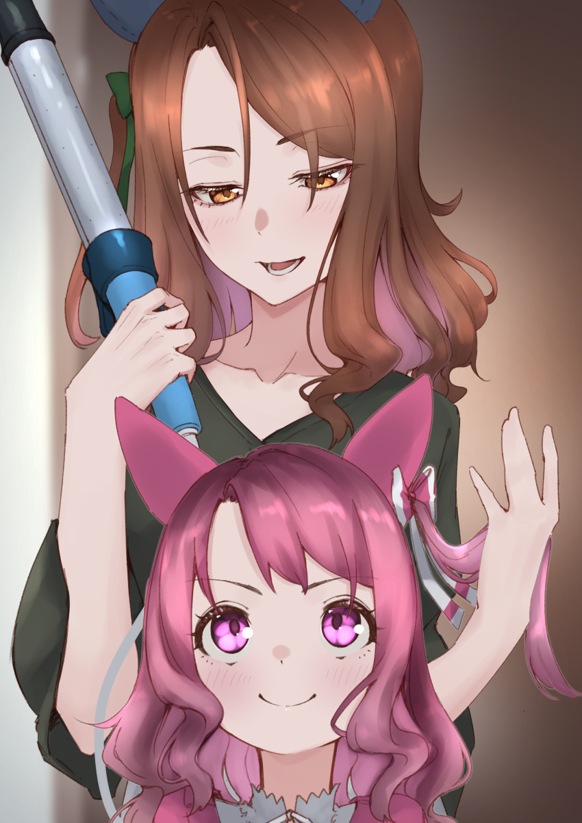 &gt;:) 2girls absurdres alternate_hair_color alternate_hairstyle animal_ears bangs behind_another blush bow brown_hair commentary_request danboru_(jdanboru1182) ear_covers flower_in_eye green_shirt hair_bow hair_straightener half-closed_eyes haru_urara_(umamusume) highres holding holding_another's_hair horse_ears horse_girl king_halo_(umamusume) looking_down looking_up medium_hair multiple_girls open_mouth orange_eyes pink_eyes pink_hair shirt straight-on swept_bangs symbol_in_eye umamusume upper_body v-shaped_eyebrows