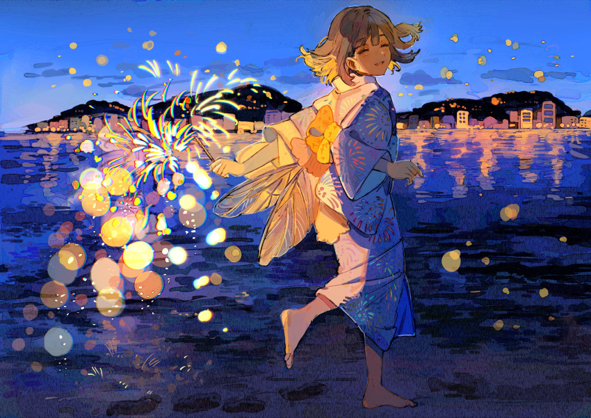 1girl :d ^_^ absurdres bangs barefoot blonde_hair blue_kimono brown_hair closed_eyes clouds commentary_request facing_viewer fireworks fireworks_print highres holding_fireworks japanese_clothes kimono multicolored_hair night night_sky ocean original outdoors print_kimono qooo003 senkou_hanabi sky skyline smile soles solo sparkler standing standing_on_one_leg two-tone_hair