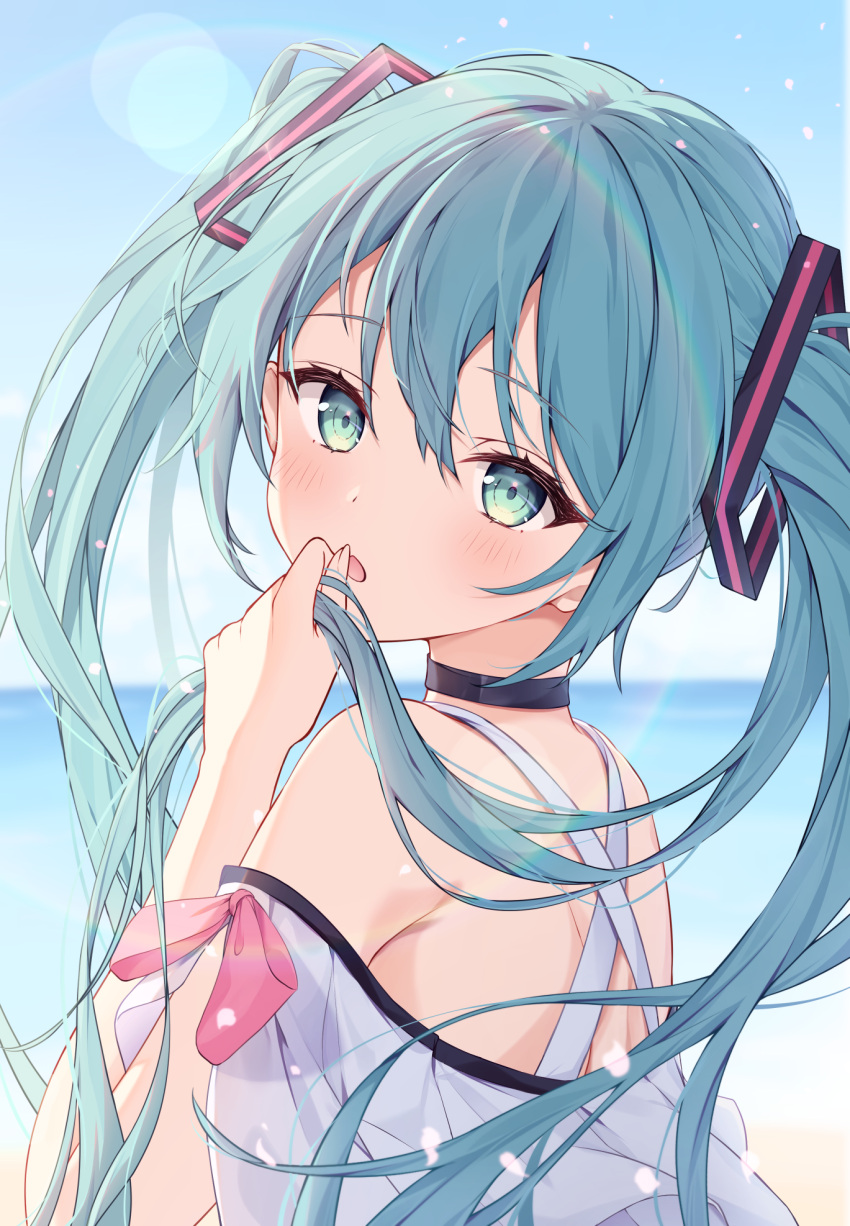 1girl bangs black_choker blue_eyes blue_hair blue_sky blurry blurry_background bow choker day floating_hair hair_between_eyes hair_ornament hatsune_miku highres holding holding_hair long_hair looking_at_viewer looking_back ocean off-shoulder_shirt off_shoulder open_mouth outdoors pink_bow shirt sky solo summer twintails upper_body very_long_hair vocaloid white_shirt yumenone_(conectarts)