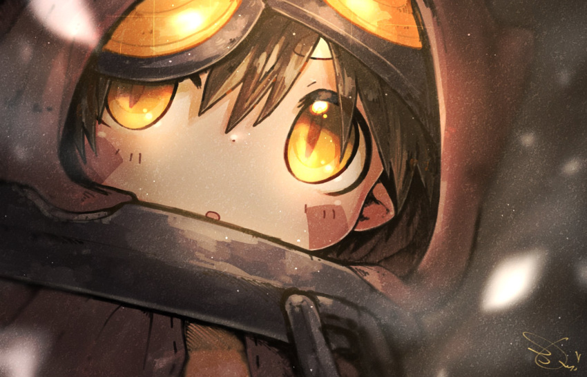 1boy bandam blurry brown_background brown_cloak brown_hair chain cloak close-up commentary_request depth_of_field facial_mark hair_between_eyes helmet highres hood hood_up hooded_cloak light_particles looking_ahead made_in_abyss male_child male_focus parted_lips pointy_ears regu_(made_in_abyss) short_hair signature slit_pupils solo thick_eyebrows upper_body yellow_eyes