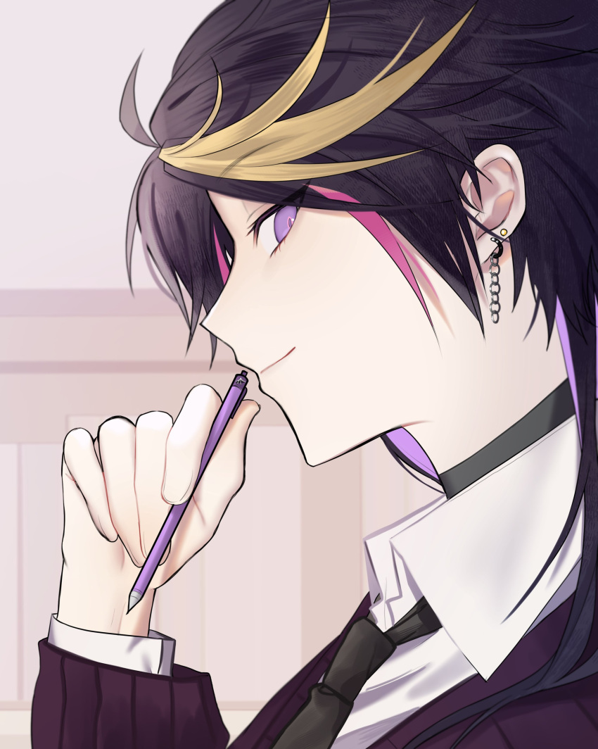 1boy absurdres black_choker black_hair black_necktie blonde_hair cc_(cc_2_) choker closed_mouth collared_shirt colored_inner_hair earrings hand_up highres holding holding_pen jewelry long_sleeves looking_at_viewer male_focus medium_hair multicolored_hair necktie nijisanji nijisanji_en pen portrait purple_hair shirt shu_yamino sideways_glance solo violet_eyes white_shirt