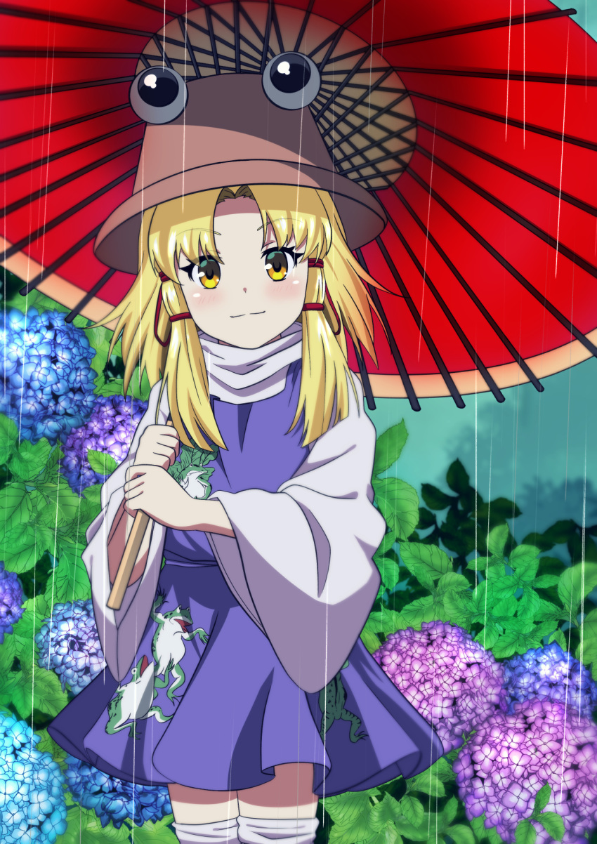 animal_print bangs blonde_hair blue_flower brown_headwear closed_mouth detached_sleeves flower frog_print highres holding holding_umbrella hydrangea looking_at_viewer medium_hair moriya_suwako murasaki_tsutsuji outdoors parted_bangs pink_flower purple_skirt purple_vest rain red_umbrella shirt sidelocks skirt smile standing thigh-highs touhou turtleneck umbrella vest white_legwear white_shirt wide_sleeves yellow_eyes