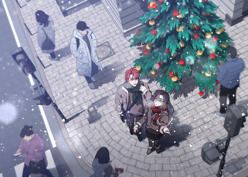 3girls 4boys absurdres black_hair blue_eyes bosssama christmas christmas_ornaments christmas_tree copyright_request from_above green_scarf highres jacket korean_commentary long_hair looking_up multiple_boys multiple_girls red_scarf redhead road scarf short_hair sidewalk snowing street violet_eyes