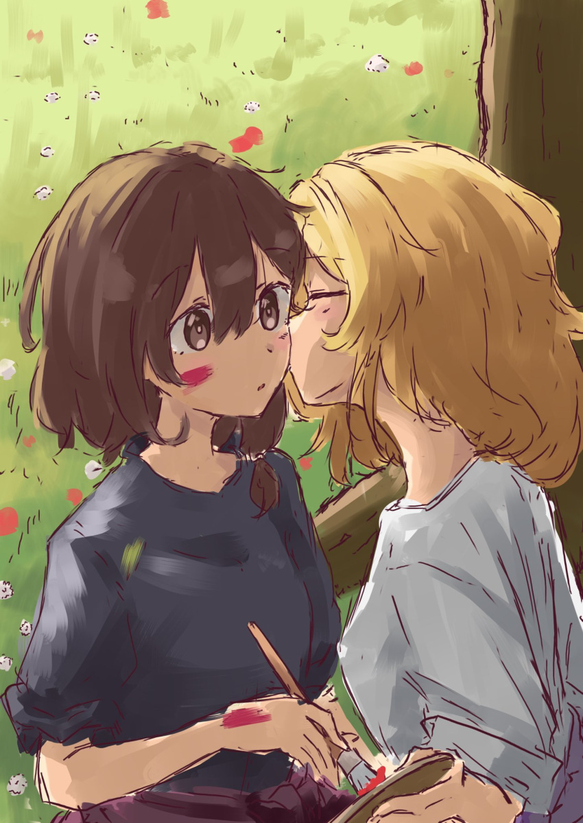 2girls alternate_costume black_shirt blonde_hair brown_eyes brown_hair closed_eyes flower highres kiss kissing_cheek maribel_hearn multiple_girls outdoors paint paint_on_body paint_splatter paint_splatter_on_face paintbrush painting_(action) palette_(object) shirt short_sleeves sketch t_houiscute touhou tree usami_renko white_shirt yuri