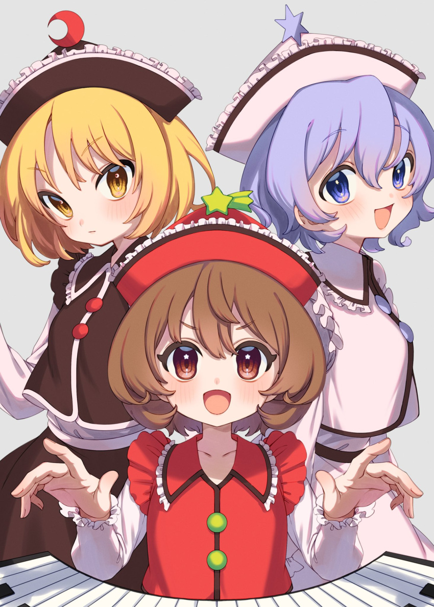 3girls :d bangs black_headwear blonde_hair brown_eyes brown_hair closed_mouth crescent crescent_hat_ornament e_sdss frilled_hat frills grey_background hat hat_ornament highres instrument keyboard_(instrument) looking_at_viewer lunasa_prismriver lyrica_prismriver merlin_prismriver multiple_girls open_mouth pink_headwear purple_hair red_headwear short_hair siblings simple_background sisters smile star_(symbol) star_hat_ornament touhou violet_eyes yellow_eyes