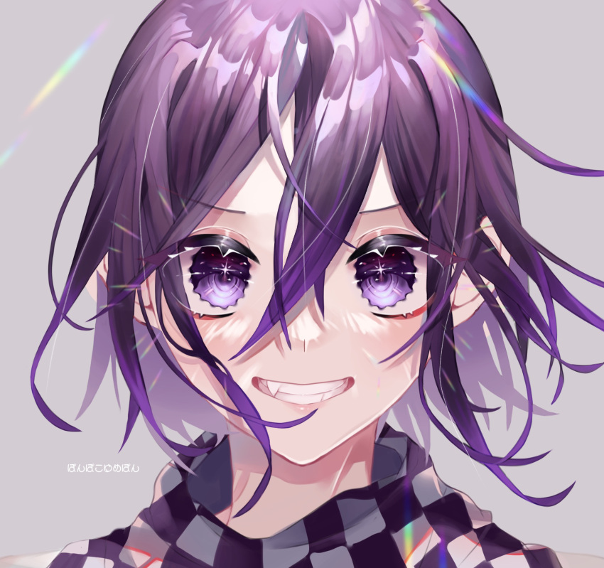 1boy bangs checkered_clothes checkered_scarf danganronpa_(series) danganronpa_v3:_killing_harmony fang grey_background hair_between_eyes highres male_focus medium_hair ouma_kokichi ponpoko_yumebon portrait scarf shiny shiny_hair simple_background smile solo teeth translation_request violet_eyes