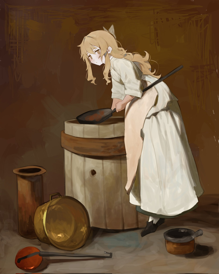 1girl apron barrel black_footwear blonde_hair blush bow brown_background curly_hair dot_mouth dress faux_traditional_media frying_pan grey_bow hair_bow haru_(ririne9999rine) highres holding holding_frying_pan long_hair looking_back original solo standing white_dress yellow_eyes