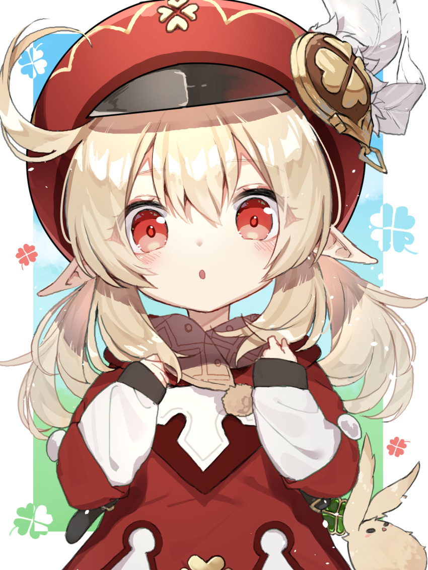 1girl ahoge backpack bag bag_charm bangs brown_gloves brown_scarf cabbie_hat charm_(object) clover_print coat commentary_request dodoco_(genshin_impact) genshin_impact gloves hair_between_eyes hat hat_feather hat_ornament highres klee_(genshin_impact) light_brown_hair long_hair long_sleeves looking_at_viewer low_twintails nage_(sacosui_ng) parted_lips pointy_ears randoseru red_coat red_eyes scarf sidelocks solo twintails