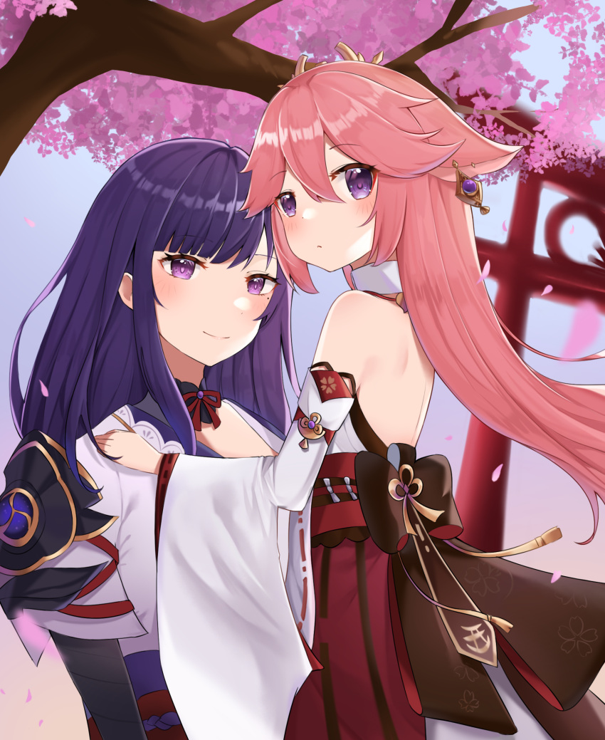 2girls alternate_hairstyle animal_ears armor bangs bare_back blunt_bangs blurry bow bowtie cherry_blossoms commentary_request depth_of_field detached_sleeves earrings fox_ears fox_girl from_behind genshin_impact hair_between_eyes hair_down hair_ornament highres japanese_clothes jewelry long_hair long_sleeves looking_at_viewer looking_back mitsudomoe_(shape) mole mole_under_eye multiple_girls nontraditional_miko obi pink_hair purple_hair raiden_shogun ribbon-trimmed_sleeves ribbon_trim sash shi_zhuzi_da shoulder_armor shoulder_blades sidelocks smile tomoe_(symbol) torii tree violet_eyes vision_(genshin_impact) wide_sleeves yae_miko younger