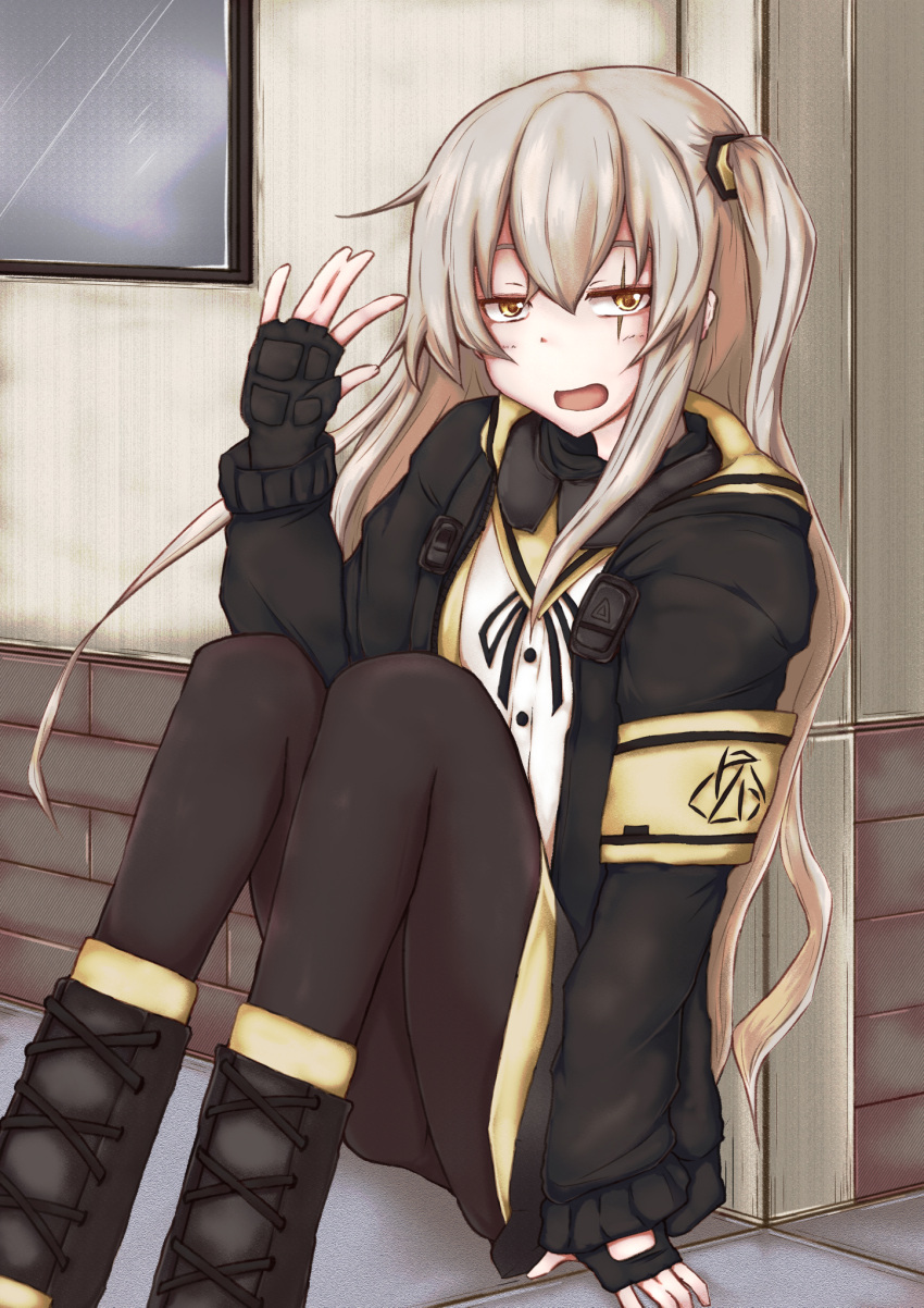 1girl armband bad_id bad_pixiv_id bangs black_footwear black_gloves black_jacket black_pantyhose black_ribbon black_skirt boots brick brick_wall brown_hair fingerless_gloves girls_frontline gloves grey_hair hair_ornament hairclip half-closed_eyes hand_on_ground head_tilt highres hood hood_down hooded_jacket jacket long_hair looking_at_viewer messy_hair neck_ribbon open_mouth pantyhose picture_frame redrozu ribbon scar scar_across_eye scar_on_face shirt side_ponytail sidelocks sitting skirt ump45_(girls'_frontline) wall waving white_shirt yellow_eyes