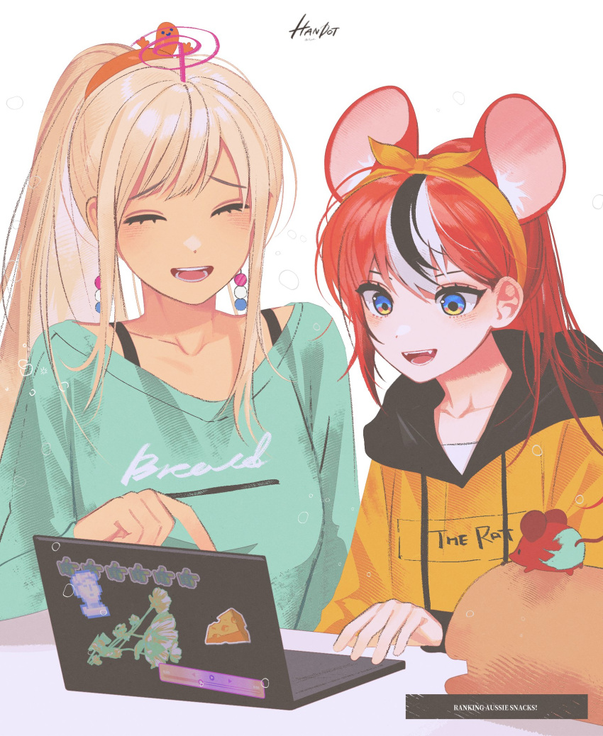 2girls alternate_costume animal_ears artist_name black_hair blonde_hair blue_eyes blush breasts casual closed_eyes clothes_writing commentary computer earrings eyebrows_hidden_by_hair fangs flat_chest green_shirt hairband hakos_baelz handot_(d_yot_) highres hololive hololive_english hood hoodie jewelry laptop limiter_(tsukumo_sana) long_hair medium_breasts mouse_ears mr._squeaks_(hakos_baelz) multicolored_hair multiple_girls open_mouth orange_hairband orange_hoodie planet_earrings pointing ponytail redhead shirt signature simple_background sitting smile sticker streaked_hair tsukumo_sana upper_body v-neck virtual_youtuber white_background white_hair yatagarasu_(tsukumo_sana)