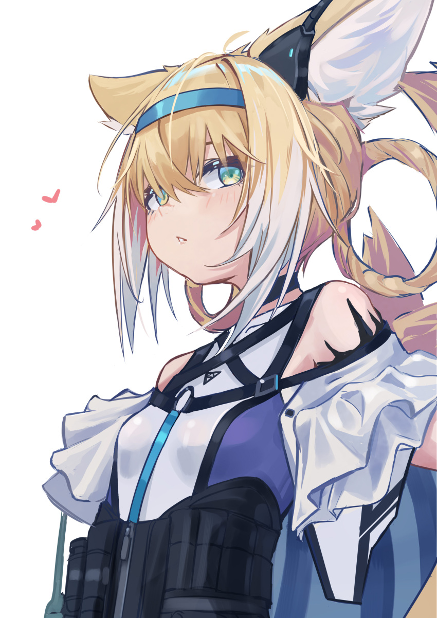 1girl absurdres animal_ears arknights bangs bare_shoulders blonde_hair blush breasts choker fox_ears green_eyes hair_rings hairband heart heart_hands highres infection_monitor_(arknights) multicolored_hair open_mouth oripathy_lesion_(arknights) simple_background small_breasts solo suzuran_(arknights) two-tone_hair upper_body white_background xiu_kukkii
