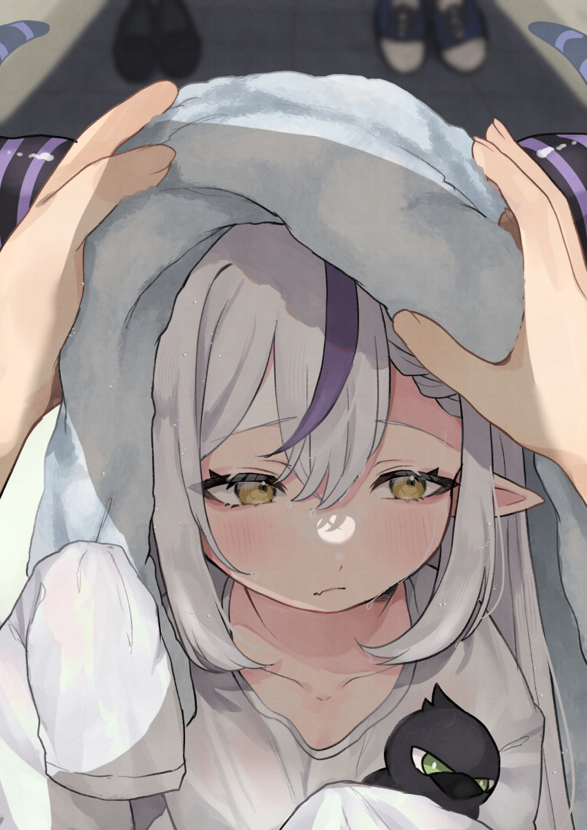 1girl 1other absurdres bangs blush braid crow_(la+_darknesss) grey_hair highres hololive horns la+_darknesss mutsumi326 pointy_ears purple_hair shoes shoes_removed towel virtual_youtuber wet yellow_eyes