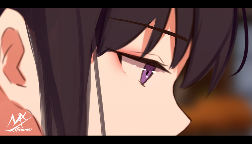1girl artist_name bangs black_hair blurry blurry_background close-up depth_of_field highres inoue_takina letterboxed lycoris_recoil shimmer signature solo violet_eyes