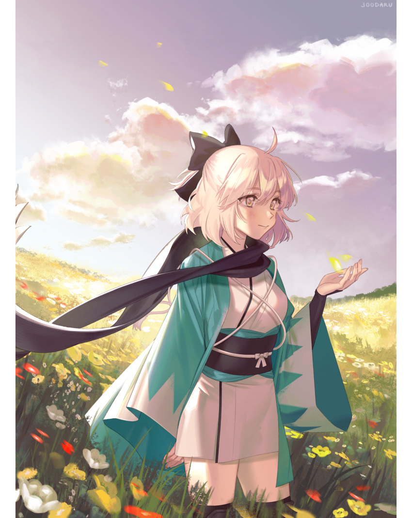 1girl absurdres ahoge bangs belt black_belt black_bow black_scarf blonde_hair bow breasts closed_mouth clouds cloudy_sky evening fate/grand_order fate_(series) field flower grass green_kimono hair_between_eyes hair_bow highres japanese_clothes joodaru kimono long_sleeves multicolored_clothes multicolored_kimono okita_souji_(fate) petals red_flower scarf short_hair sky small_breasts smile solo standing sunlight white_kimono yellow_eyes yellow_flower