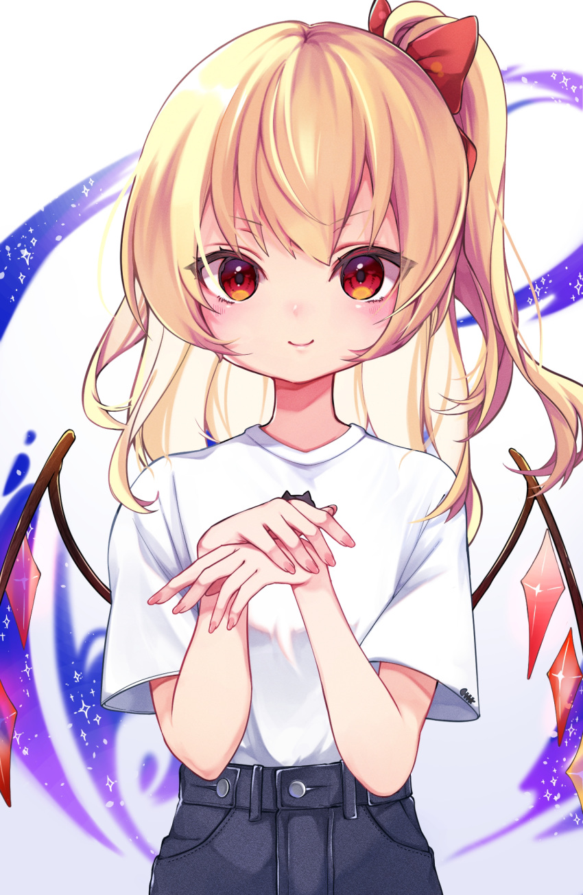 1girl alternate_costume blonde_hair blue_pants crystal crystal_wings flandre_scarlet full_moon highres looking_at_viewer moon no_hat no_headwear one_side_up own_hands_together pants red_eyes shirt short_sleeves simple_background smile solo straight-on t-shirt touhou upper_body white_background white_shirt wings yuineko