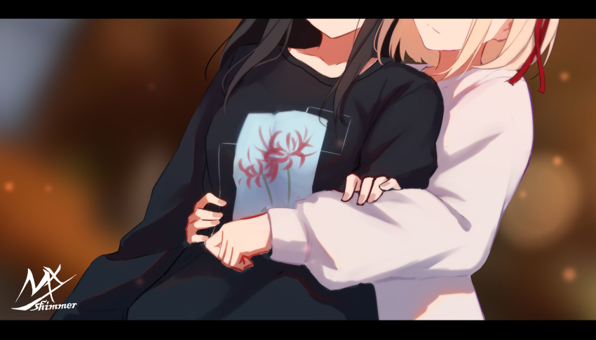 2girls artist_name black_hair black_shirt blonde_hair blurry blurry_background closed_mouth collarbone depth_of_field hair_ribbon head_out_of_frame highres inoue_takina letterboxed long_hair long_sleeves lycoris_recoil multiple_girls nishikigi_chisato puffy_long_sleeves puffy_sleeves red_ribbon ribbon shimmer shirt signature smile white_shirt yuri