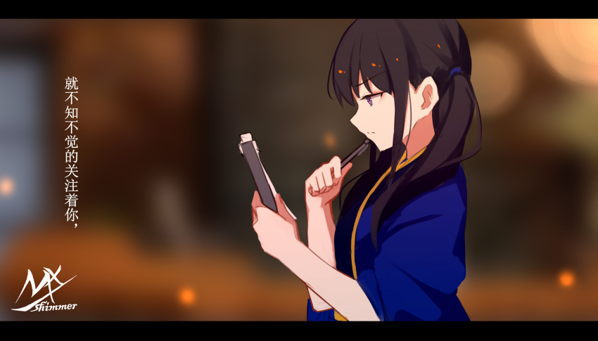 1girl artist_name bangs black_hair blue_kimono blurry blurry_background closed_mouth depth_of_field hands_up highres holding holding_pen inoue_takina japanese_clothes kimono letterboxed long_hair lycoris_recoil pen profile shimmer short_sleeves signature solo translation_request twintails violet_eyes