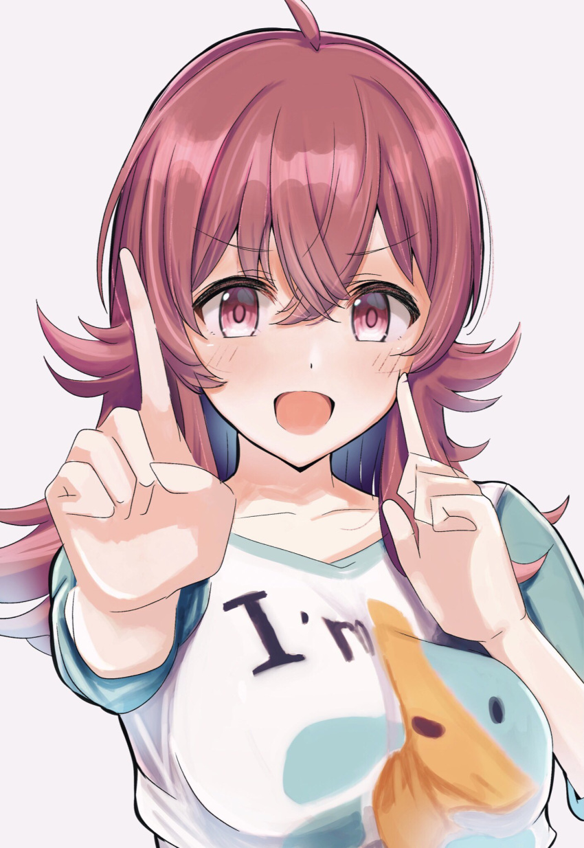 ahoge bangs blue_sleeves blush breasts collarbone commentary_request grey_background hair_between_eyes hands_up highres idolmaster idolmaster_shiny_colors index_fingers_raised koi_dance komiya_kaho large_breasts liveparade long_hair long_sleeves looking_at_viewer open_mouth print_shirt red_eyes redhead shirt smile solo upper_body v-shaped_eyebrows white_shirt
