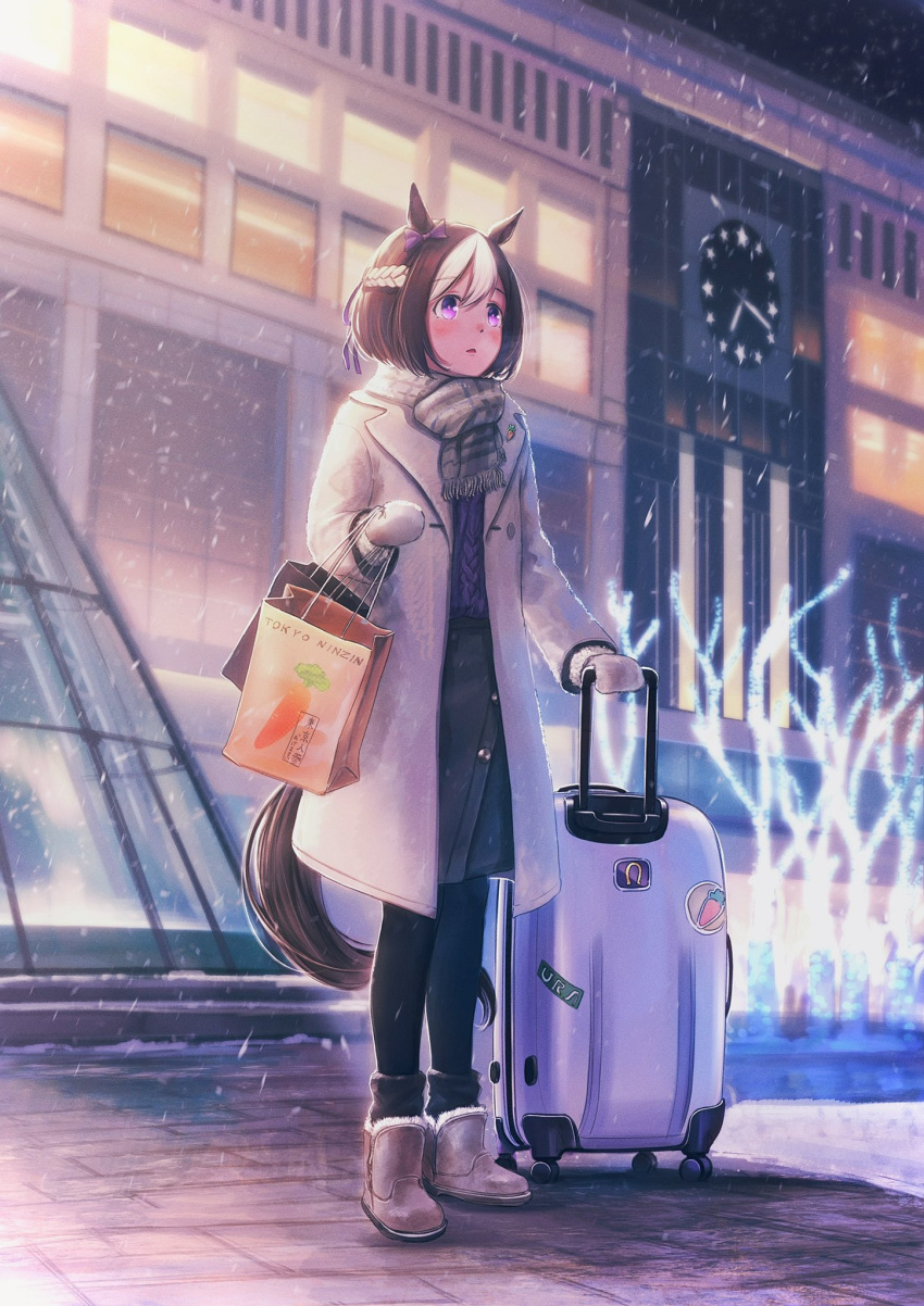 1girl alternate_costume animal_ears bag bangs black_skirt black_thighhighs blush boots brown_coat brown_hair building coat fur_boots highres holding holding_bag horse_ears horse_girl horse_tail leg_warmers long_sleeves mittens multicolored_hair night outdoors ponpochi scarf shopping_bag short_hair skirt snow snowing solo special_week_(umamusume) standing suitcase tail thigh-highs tree two-tone_hair ugg_boots umamusume violet_eyes