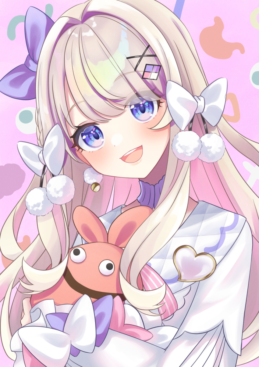 1girl bangs blue_bow blue_eyes blush bow brooch colored_inner_hair diamond_hair_ornament dot_nose hair_bow hair_intakes hair_ornament heart_brooch highres indie_virtual_youtuber jewelry light_brown_hair long_hair looking_at_viewer misumi_no_harawata multicolored_hair object_hug open_mouth pink_background pink_eyes pink_hair pom_pom_(clothes) regimiruku smile solo two-tone_hair upper_body watagashi_unou white_bow x_hair_ornament