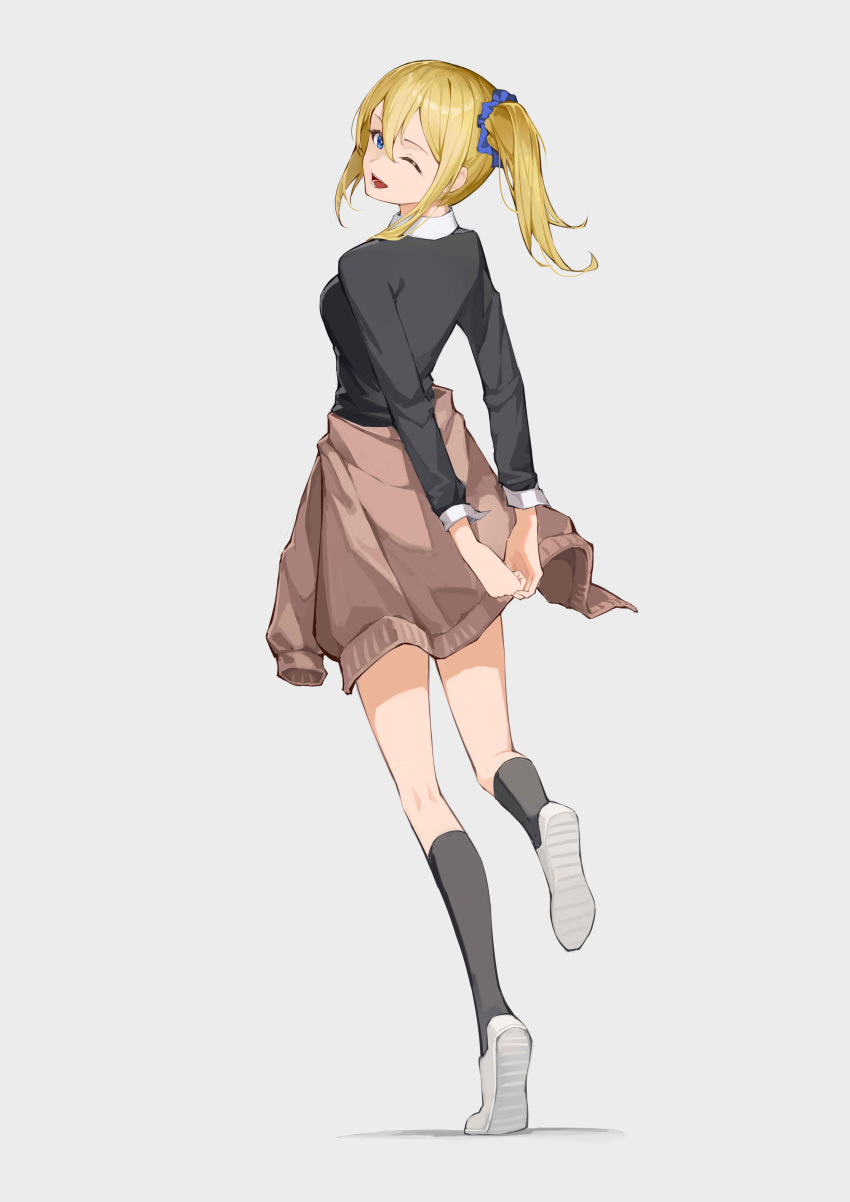 1girl ;d absurdres arms_behind_back bingdongluofeiyu black_jacket black_socks blonde_hair blue_eyes blue_scrunchie brown_cardigan cardigan cardigan_around_waist clothes_around_waist floating_hair full_body grey_background hair_between_eyes hair_ornament hair_scrunchie hayasaka_ai highres jacket kaguya-sama_wa_kokurasetai_~tensai-tachi_no_renai_zunousen~ kneehighs long_hair long_sleeves looking_back one_eye_closed open_mouth school_uniform scrunchie shiny shiny_hair shuuchiin_academy_school_uniform side_ponytail simple_background smile socks solo standing standing_on_one_leg white_footwear