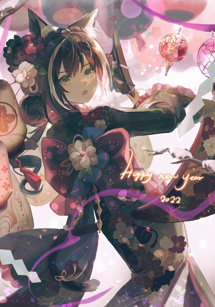 1girl 2022 absurdres animal_ear_fluff animal_ears back_bow black_bow black_hair black_kimono bow cat_ears cat_girl cat_tail cowboy_shot floral_print from_behind green_eyes hair_bun happy_new_year highres holding japanese_clothes karyl_(princess_connect!) kimono lantern long_hair long_sleeves looking_at_viewer looking_back multicolored_hair open_mouth paper_lantern princess_connect! print_kimono solo streaked_hair tail tharsis_(392724022) white_hair