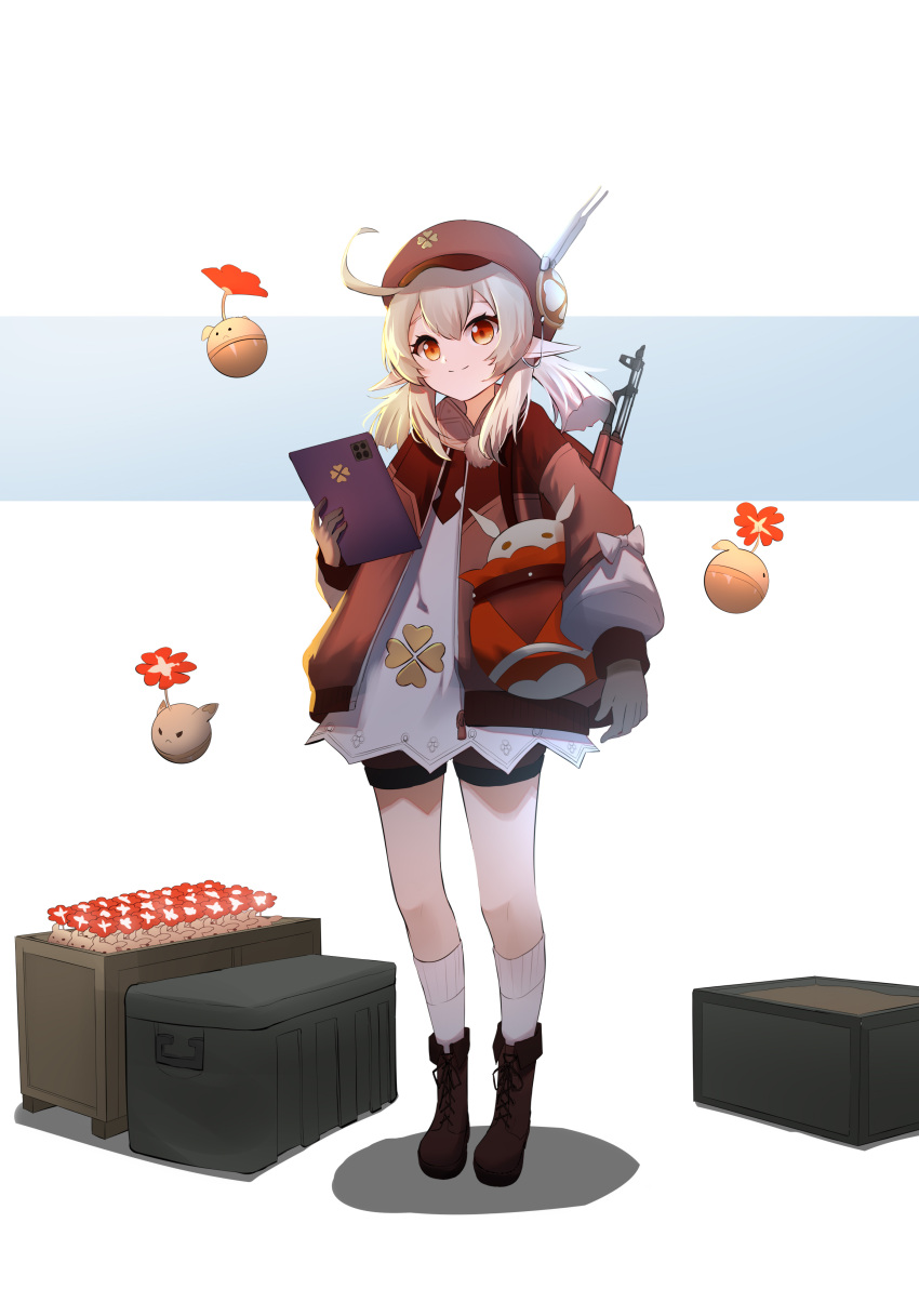 1girl absurdres ahoge alternate_costume ammunition_box bag bangs bike_shorts black_shorts boots cabbie_hat clover_print commentary_request full_body genshin_impact gun hair_between_eyes hat highres holding jumpy_dumpty klee_(genshin_impact) knee_boots kneehighs light_brown_hair long_hair long_sleeves looking_at_viewer low_twintails orange_eyes qixia rifle shorts shoulder_bag sidelocks simple_background smile socks solo standing tablet_pc twintails weapon weapon_on_back