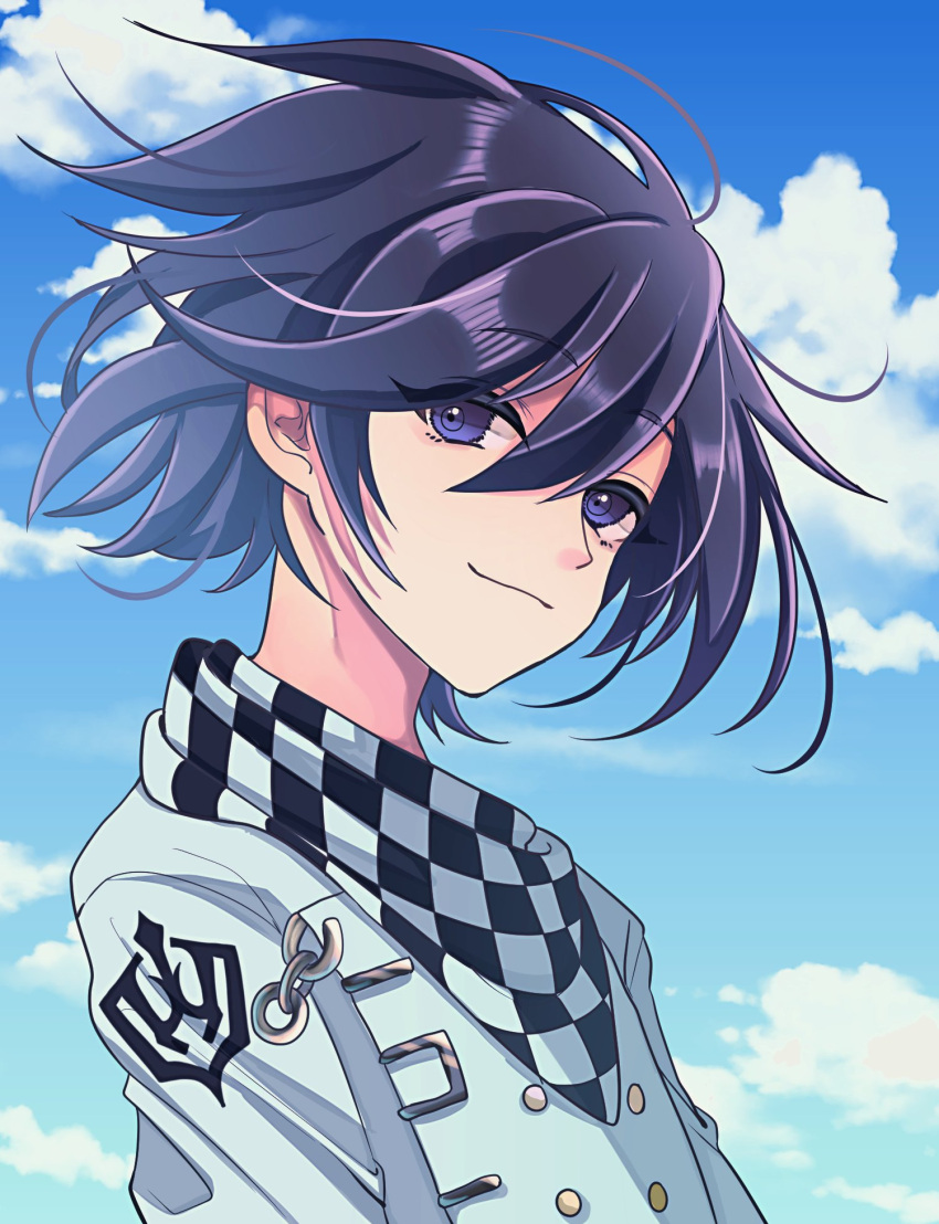 1boy bangs black_scarf chain checkered_clothes checkered_scarf clouds danganronpa_(series) danganronpa_v3:_killing_harmony day from_side grey_jacket highres jacket looking_at_viewer male_focus messy_hair ouma_kokichi outdoors scarf shiny shiny_hair smile solo upper_body urami0310 white_scarf