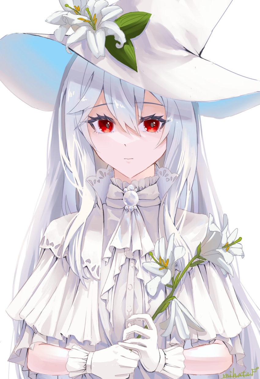 1girl albino arknights ascot closed_mouth dress flower gloves hat hat_flower highres holding holding_flower lily_(flower) looking_at_viewer mihata_atelier red_eyes short_sleeves signature simple_background skadi_(arknights) solo upper_body white_ascot white_background white_dress white_flower white_gloves white_hair white_headwear white_theme