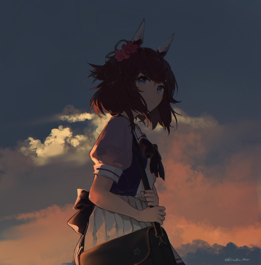 1girl animal_ears bag bangs blue_eyes brown_hair closed_mouth clouds flower hair_flower hair_ornament highres horse_ears outdoors puffy_short_sleeves puffy_sleeves purple_shirt sailor_collar sakura_chiyono_o_(umamusume) satchel school_uniform shirt short_hair short_sleeves shoulder_bag skirt smile solo sunset tracen_school_uniform twitter_username umamusume upper_body white_skirt yi_yu