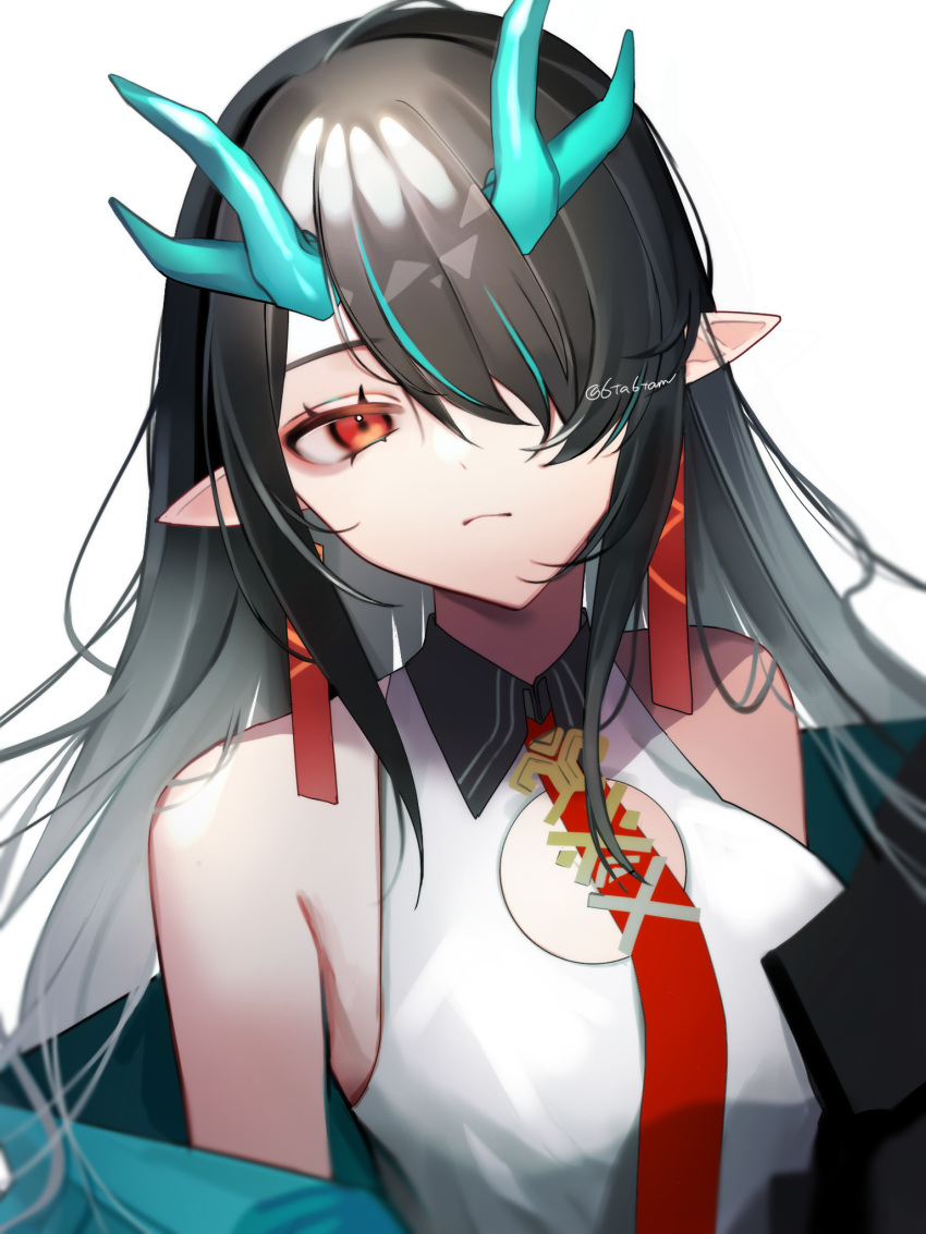 1girl 6ta6tam arknights bare_shoulders black_coat black_hair breasts closed_mouth coat dragon_horns dress dusk_(arknights) earrings green_hair hair_over_one_eye highres horns jewelry large_breasts long_hair looking_at_viewer multicolored_hair necktie off_shoulder open_clothes open_coat pointy_ears red_eyes red_necktie simple_background solo streaked_hair twitter_username two-tone_hair upper_body very_long_hair white_background white_dress