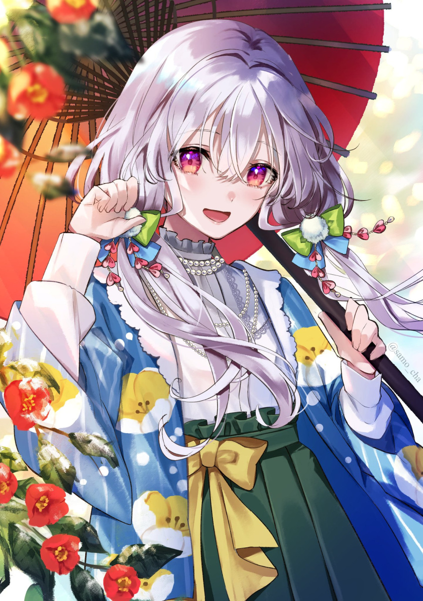 1girl blurry blurry_background blush camellia depth_of_field floral_print flower frilled_skirt frills fur gem hair_ornament hakama hakama_pants hand_up haori highres holding holding_umbrella japanese_clothes jewelry long_hair looking_at_viewer low_twintails multicolored_eyes necklace oil-paper_umbrella open_mouth original pants pearl_(gemstone) pearl_necklace ribbon san_mokmok05 skirt sleeve_cuffs smile snow_print snowflake_hair_ornament solo tareme twintails umbrella upper_body white_hair yellow_ribbon