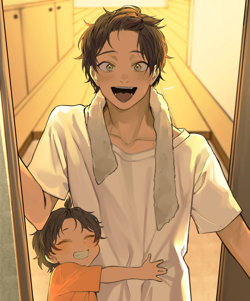 2boys artist_name blurry blurry_background character_request collarbone copyright_request doorway green_eyes grin happy highres hug looking_at_viewer male_child male_focus mugi_oyasumi multiple_boys open_mouth pov_doorway shirt short_ponytail short_sleeves signature smile teeth tongue towel towel_around_neck white_shirt