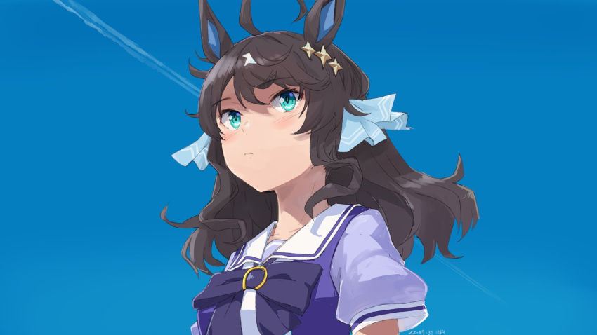 1girl ahoge animal_ears artist_name bangs bow bowtie closed_mouth contrail daring_tact_(umamusume) dated green_eyes highres horse_ears kawashina_(momen_silicon) long_hair puffy_short_sleeves puffy_sleeves purple_bow purple_bowtie purple_shirt sailor_collar school_uniform shirt short_sleeves sky solo tracen_school_uniform umamusume upper_body