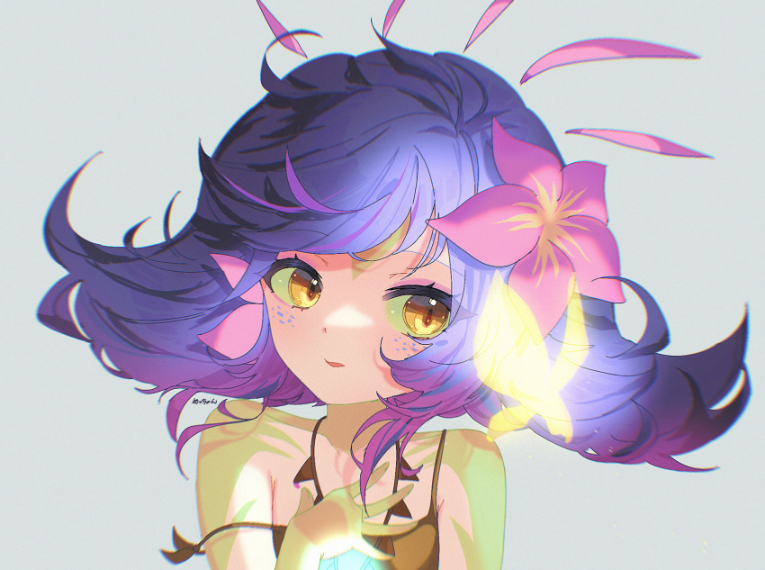 1girl bangs bare_shoulders collarbone colored_skin flower freckles green_skin grey_background hair_flower hair_ornament hand_up highres league_of_legends long_hair mettyon neeko_(league_of_legends) open_mouth orange_eyes pink_flower pink_hair simple_background swept_bangs tail translation_request