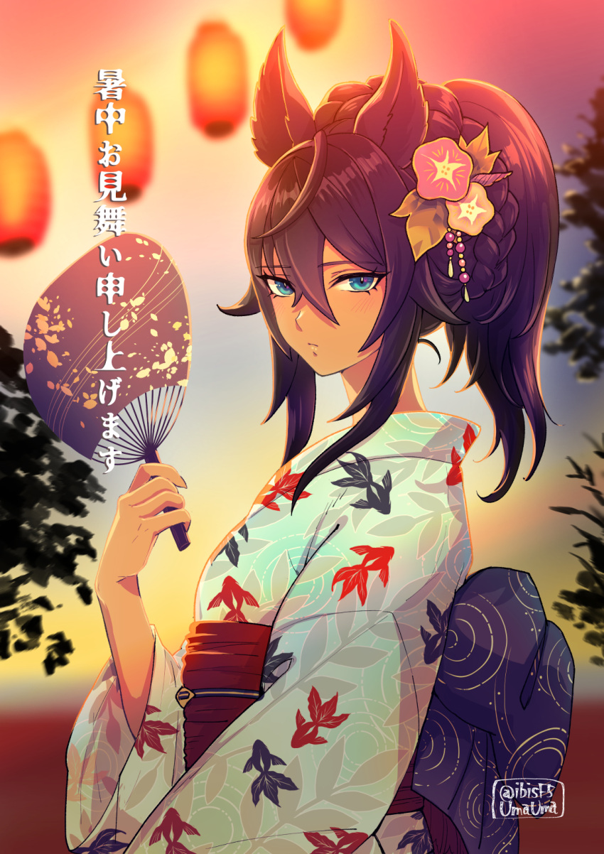 1girl alternate_hairstyle animal_print bangs blue_eyes blurry blurry_background dark-skinned_female dark_skin fish_print flower from_side hair_between_eyes hair_flower hair_ornament hand_fan hand_up hi_(ibisf5umauma) highres holding holding_fan japanese_clothes kimono lantern looking_at_viewer looking_to_the_side medium_hair obi outdoors paper_fan paper_lantern ponytail sash solo symboli_kris_s_(umamusume) translation_request twitter_username uchiwa umamusume upper_body yukata