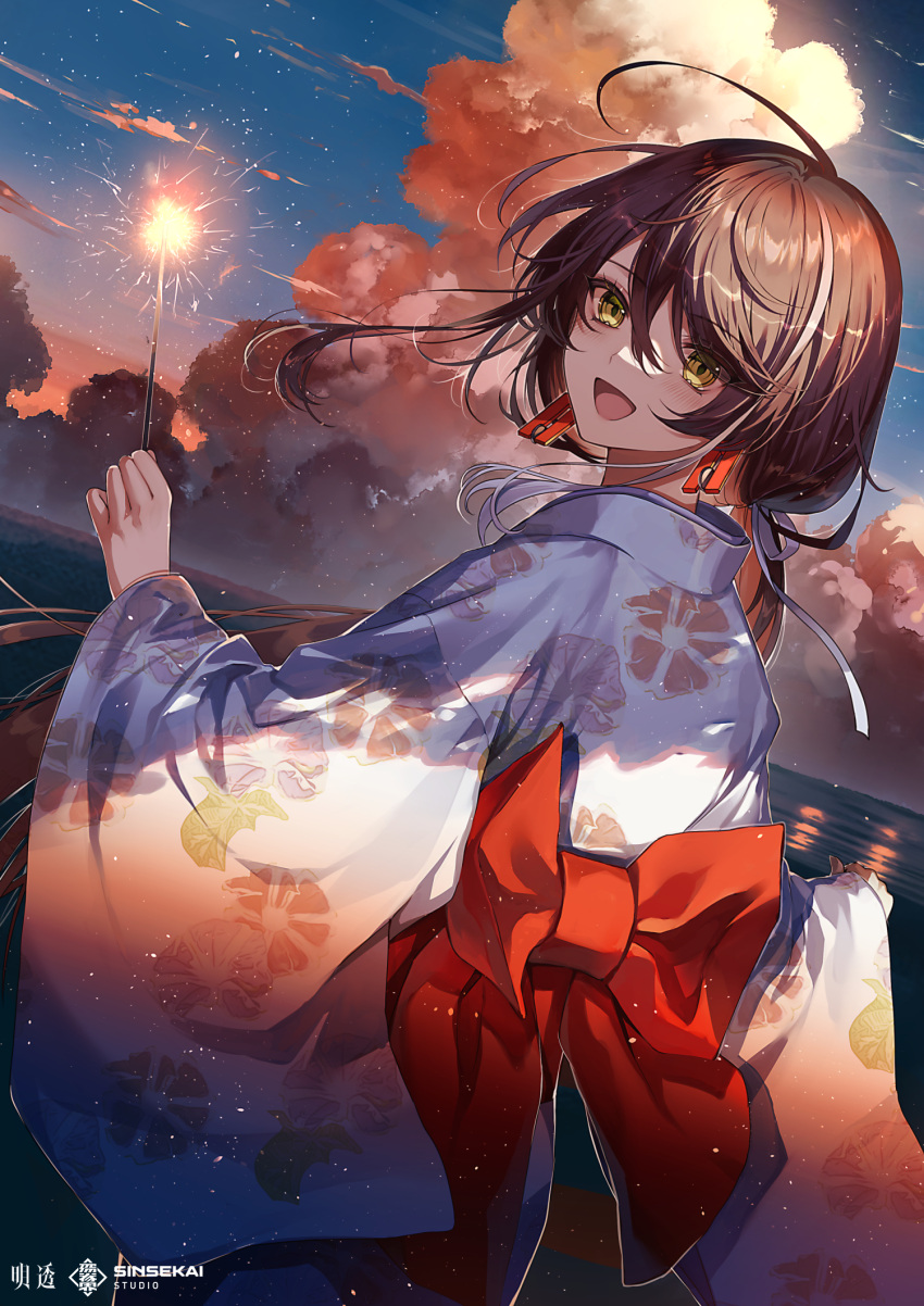 1girl :d asu_(sinsekai) bangs blush bow brown_hair clouds earrings fireworks floral_print highres holding_fireworks japanese_clothes jewelry kimono looking_at_viewer looking_back low_ponytail multicolored_hair ocean red_bow shinsekai_keikaku_sinsekai_city_project sky smile solo sparkler streaked_hair swept_bangs twilight yellow_eyes