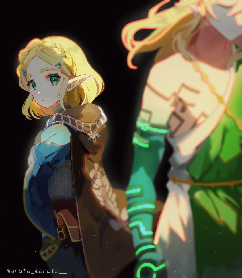 1boy 1girl bangs black_background blonde_hair blue_shirt blurry blurry_foreground body_markings braid cape chain green_eyes green_robe hair_ornament hairclip high_collar highres link long_hair looking_at_another looking_back maruta_maruta parted_bangs pointy_ears princess_zelda robe shirt short_hair sidelocks the_legend_of_zelda the_legend_of_zelda:_breath_of_the_wild the_legend_of_zelda:_breath_of_the_wild_2 thick_eyebrows twitter_username upper_body