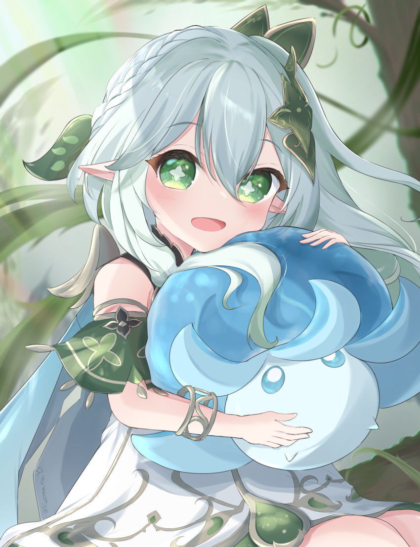 1girl absurdres cape creature cross-shaped_pupils dress female_child fungi_(genshin_impact) genshin_impact green_cape green_eyes hair_ornament highres holding holding_creature kosame_no_yui leaf_hair_ornament looking_at_viewer nahida_(genshin_impact) pointy_ears shoulder_cape side_ponytail smile solo symbol-shaped_pupils white_dress white_hair