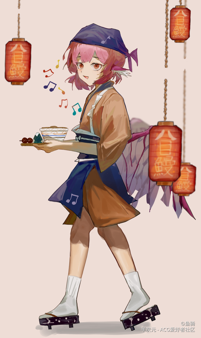 1girl :d absurdres animal_ears apron bandana beamed_eighth_notes bird_ears bird_wings black_footwear blue_apron blue_bandana bowl brown_kimono chinese_commentary commentary eighth_note feathered_wings fish_(red_star_child) food from_side full_body geta highres holding holding_plate japanese_clothes kimono lantern looking_at_viewer looking_to_the_side medium_hair musical_note mystia_lorelei obi onigiri open_mouth paper_lantern pink_hair plate red_eyes sash smile socks solo touhou touhou_mystia's_izakaya waist_apron walking white_socks wings