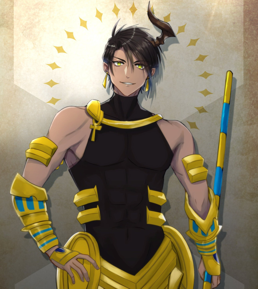 1boy aragami_oga arm_guards armor bangs black_hair black_shirt cosplay covered_abs dark-skinned_male dark_skin earrings green_eyes grin hand_on_hip highres holding holding_staff holostars horns jewelry looking_at_viewer male_focus ozymandias_(fate) ozymandias_(fate)_(cosplay) sasago335 sharp_teeth shirt single_horn sleeveless sleeveless_turtleneck smile solo staff straight-on swept_bangs teeth toned toned_male turtleneck upper_body virtual_youtuber
