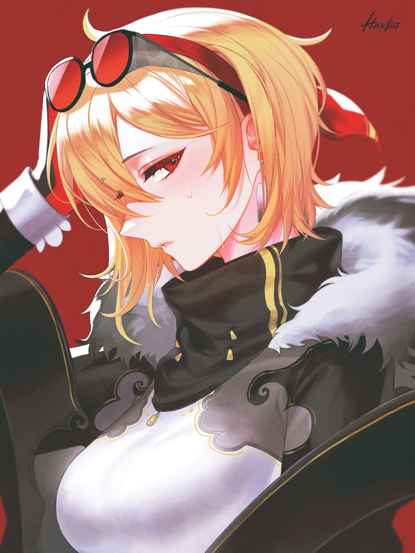 1girl bangs blonde_hair blush breasts coat dress earrings eyewear_on_head fur-trimmed_coat fur_trim gloves handot_(d_yot_) highres hololive hololive_indonesia jewelry kaela_kovalskia large_breasts looking_at_viewer looking_to_the_side medium_hair red-tinted_eyewear red_background red_eyes solo sunglasses sweat tinted_eyewear virtual_youtuber white_dress