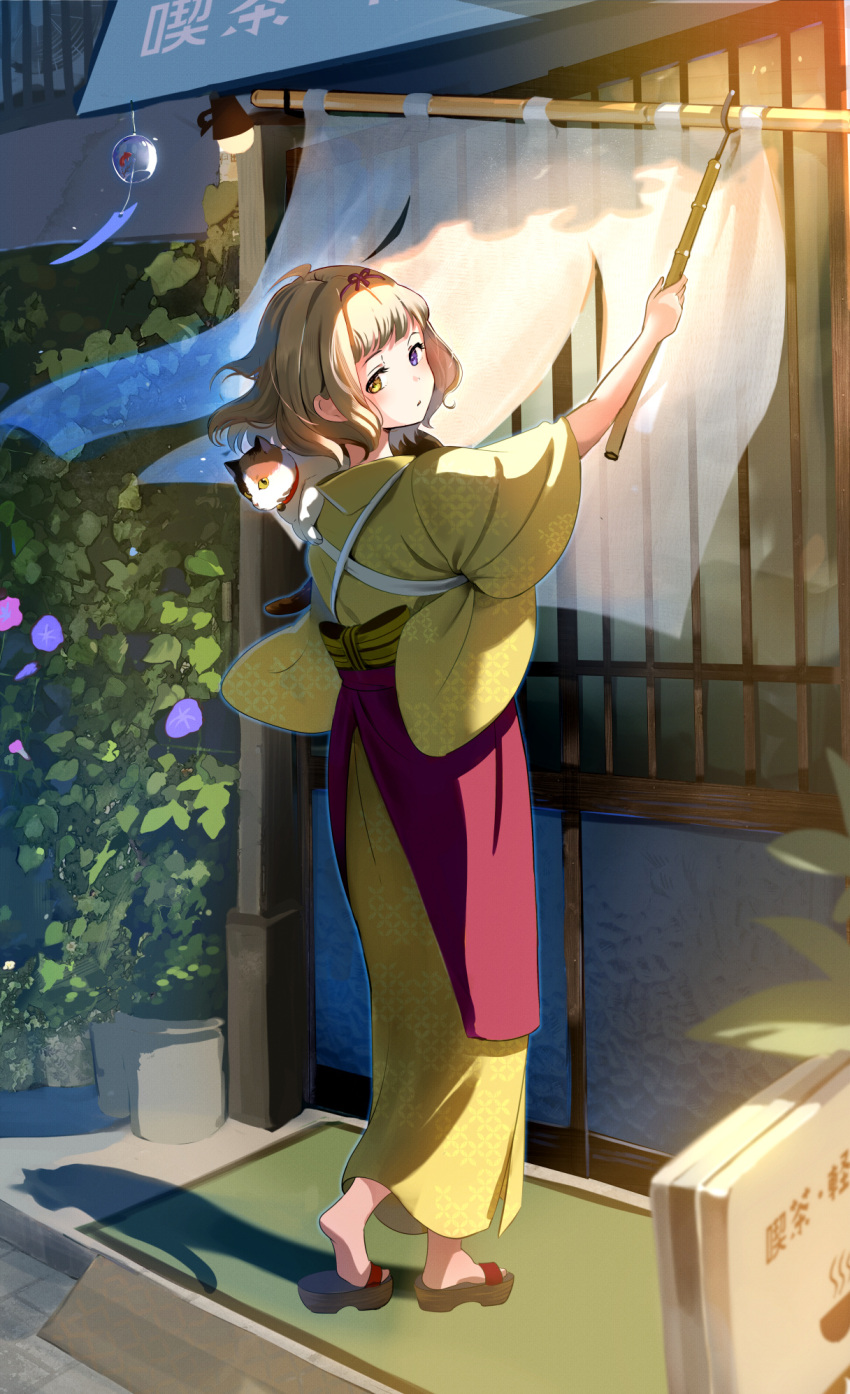 1girl ahoge animal_on_shoulder apron architecture arm_up bangs blonde_hair blunt_bangs blush calico cat cat_on_shoulder commentary_request east_asian_architecture eyelashes from_behind full_body heel_up heterochromia highres holding japanese_architecture japanese_clothes kimono leaf looking_at_viewer looking_back medium_hair obi original outdoors print_kimono red_apron sandals sash shadow sidelocks sign soles standing storefront swept_bangs tasuku_(otomebotan) toes violet_eyes wide_sleeves yellow_eyes yellow_kimono