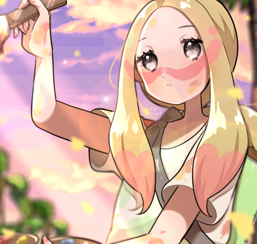 1girl absurdres blonde_hair blurry blurry_background closed_mouth commentary_request fingernails grey_eyes highres holding holding_brush holding_palette kurumiya_(krmy_p) lillie_(pokemon) long_hair looking_at_object outdoors palette_(object) pokemon purple_sky sharp_fingernails shiny shiny_hair short_sleeves solo twilight upper_body