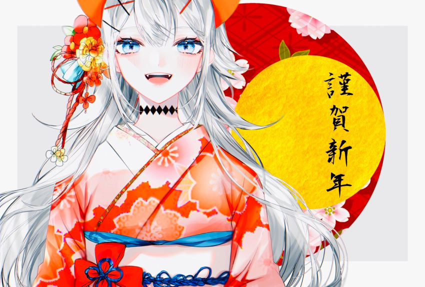 1girl :d alternate_costume alternate_hair_length alternate_hairstyle banbiiiino0303 bangs black_choker blue_eyes blush border choker diamond_(shape) eyelashes fangs floral_print flower grey_background grey_hair hair_between_eyes hair_flower hair_ornament hairclip japanese_clothes kimono levi_elipha long_hair looking_at_viewer nijisanji obi open_mouth orange_flower orange_horns orange_kimono outside_border pink_flower red_flower rope sash smile solo teeth tongue translation_request upper_body upper_teeth virtual_youtuber white_border white_sash x_hair_ornament yellow_flower